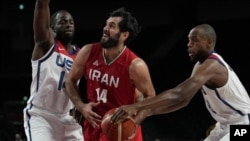Košarkaši Irana i SAD tokom utakmice na. Olimpijskim igrama (Foto: AP/Eric Gay)
