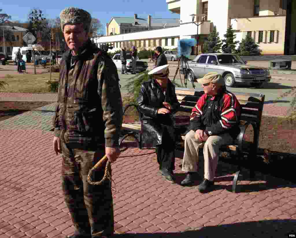 A Crimean irregular, left, with whip, came out in a show of pro-Russian solidarity in the regional capital, Simferopol, March 3, 2014 (Elizabeth Arrott/VOA)