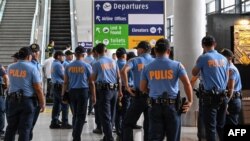 Полицейские собираются в ожидании прибытия бывшего президента Филиппин Родриго Дутерте в международный аэропорт имени Ниноя Акино в Пасае, Манила, 11 марта 2025 года.