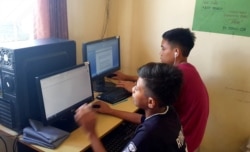 Anak Panti Asuhan Benih Kasih Surabaya sedang mengerjakan tugas sekolah saat belajar di rumah akibat perebakan virus corona,di Surabaya, 27 April 2020. (Foto: Petrus Riski/VOA)