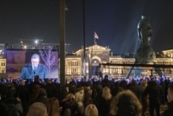 Okupljeni građani slušaju govor predsednika Srbije Aleksandra Vučića, tokom ceremonije otkrivanja spomenika osnivaču srpske države Stefanu Nemanji, tokom trajanja pandemije koronavirusa, u centru Beograda, Srbia, 28. januara 2021. (Foto: Rojters, Marko Đurica)
