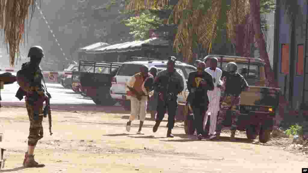 گروگانهای آزاد شده از هتل فرار می کنند. در همان لحظات اول حمله مهاجمان، دهها نفر از هتل گریختند.