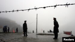 بھارتی ریاست سکم اور چین کی سرحد پر چینی محافظ پہرہ دے رہے ہیں۔ فائل فوٹو