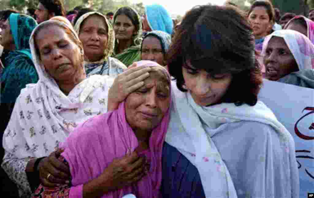 Portlashda halok bo'lganlarning yaqinlari motam tutmoqda, 23-sentabr, 2013-yil.