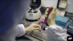 Petugas medis sedang menguji sistem diagnosis virus corona di lab mikrobiologi di Krasnodar, Rusia, 4 Februari 2020.
