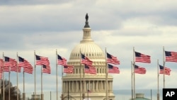 Bendera berkibar di depan Capitol AS di Washington, 1 Januari 2019. (Foto: dok).