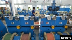 中国浙江省湖州市的一个通讯设备厂光纤生产线上的工人在工作。（路透社2020年5月15日资料照）