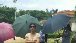 姐姐杨茂平在监狱外期待会见坐牢的弟弟郭飞雄（维权网图片）