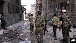 Suriya askarlari Halab ko'chalarini nazorat qilmoqda, 24-sentabr, 2012-yil.