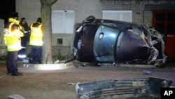 Mađarski policajci rade na mestu saobraćajne nesreće u kom je učestvovao automobil srpskih registarskih tablica, pun migranata, u Morahalomu, Mađarska, 14. decembra 2021.