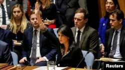 Duta Besar AS untuk PBB Nikki Haley mem-veto resolusi rancangan Mesir mengenai keputusan AS baru-baru ini terkait status Yerusalem, dalam pertemuan Dewan Keamanan Perserikatan Bangsa-Bangsa mengenai situasi di Timur Tengah, termasuk Palestina, di Markas Besar PBB di New York, 18 Desember 2017.
