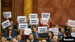 Opozicija drži transparente u Skupštini Srbije (REUTERS/Djordje Kojadinovic)