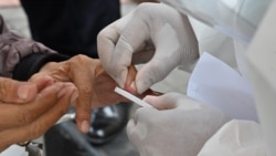 Seorang petugas mengambil sampel darah dalam tes cepat massal Covid-19, di Jakarta, 23 April 2020. (Foto: AFP)