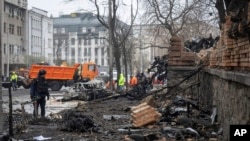 Поліцейський на місці руйнувань, 20 грудня 2024 р. AP Photo/Efrem Lukatsky