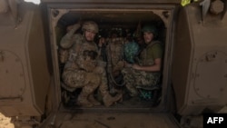 Ukrajinski vojnici u američkom oklopnom vozilu M113 (Roman PILIPEY / AFP)