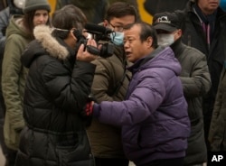 北京便衣粗暴干涉美国之音记者(左)采访浦志强案