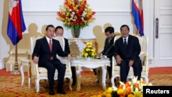 Chinese Foreign Minister Wang Yi (L) meets with Cambodia's Prime Minister Hun Sen in Phnom Penh August 21, 2013.