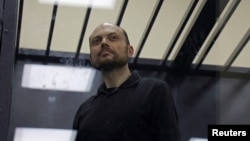 ARHIVA: Ruski opozicionar Vladimir Kara-Murza u sudu u Moskvi (Foto: REUTERS/Maxim Shemetov)