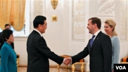 Presiden Rusia Dmitry Medvedev (kanan) menyalami Presiden Tiongkok Hu Jintao dalam upacara penyambutan di Kremlin, Moskow (16/6).