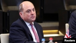 英国防长华莱士在布鲁塞尔出席北约防长会议。（2021年10月21日）