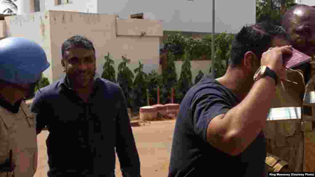 Quelques otages libérés de l'hôtel Radisson à Bamako, Mali, 20 novembre 2015. (crédit : King Massassy)