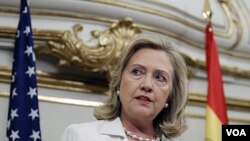 Menteri Luar Negeri Amerika Hillary Clinton dalam jumpa pers Sabtu (2/7) di Madrid, Spanyol, persinggahan terakhir lawatannya ke Eropa, menepis ancaman Moammar Gaddafi yang akan menyerang penduduk sipil di Eropa.