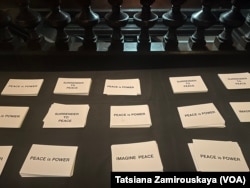 Открытки с воззваниями Йоко: «Мир – это сила», «Сдавайся миру», «Вообрази мир»