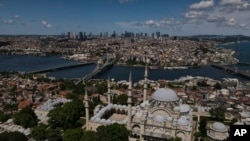 Стамбул. Вид с воздуха на залив Золотой Рог (в центре), ведущий к проливу Босфор (справа), разделяющему Европу и Азию. (AP Photo/Emrah Gurel).