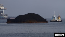 Batubara yang diangkut di Selat Sunda dari pelabuhan Tarahan, Lampung. (Foto: Dok)