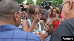 Diamond Reynolds weeps after she recounts the incidents that led to the fatal shooting of her boyfriend Philando Castile July 7, 2016. (REUTERS/Eric Miller)