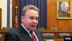 共和党籍联邦众议员史密斯（Rep. Chris Smith, R-NJ）接受美国之音采访。（2015年4月30日）