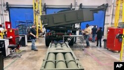 2024 年 3 月 14 日，一套 M270 多管火箭发射系统在阿肯色州卡姆登的洛克希德马丁公司武器工厂组装。