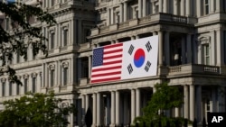 윤석열 한국 대통령의 국빈 방미를 앞두고 지난 21일 워싱턴 D.C. 시내 백악관 아이젠하워 행정동 외부에 성조기(왼쪽)와 태극기가 걸려있다. 