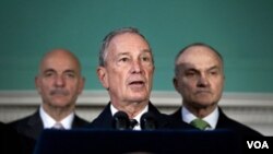 Walikota Michael Bloomberg (tengah) berbicara kepada media mengenai pengusiran demonstran 'Occupy Wall Street' dari taman kota New York (15/11).