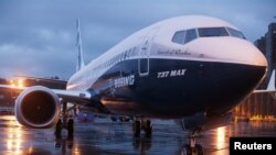 Pesawat Boeing 737 MAX 8 diparkir di luar hangar pabrik Boeing di Renton, Washington, 8 Desember 2015. (Foto: dok).
