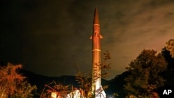 Arhiva - Projektil Raketnih snaga Komande istočnog krila Kineske narodnooslobodilačke armije učestvuje u operacijama tokom provere borbene gotovosti i vojnih vežbi oko Tajvana, 8. aprila 2023, na fotografiji kineske agencije Sinhua.