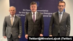 Arhiva - Kosovski pregovarač Bekim Besljimi, posrednik ispred EU Miroslav Lajčak i predstavnik Srbije Petar Petković poziraju za zajedničku fotografiju, tokom jedne runde razgovora u Briselu, 21. juna 2022.