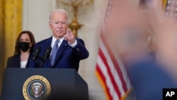 Predsednik Džo Bajden i potpredsednica Kamala Haris tokom konferencije za novinare o zakonu o infrastrukturi, u Beloj kući, 10. avgusta 2021. (Foto: AP) 