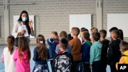 Arhiva - Nastavnica i đaci u osnovnoj školi u predgrađu Beograda, 1. septembra 2021.