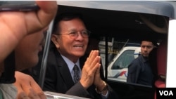 Kem Sokha leaves the court after his second-day trial over the charge of “Conspiring With Foreign State” ended, in Phnom Penh, January 16th, 2020. (Khan Sokummono/VOA Khmer) 