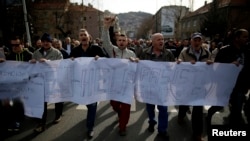 Anti-government protesters block Alipasina street holding banner that reads "EU help," Sarajevo, Feb. 11, 2014.