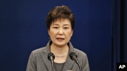 Sud hukmida aytishicha, prezident uzoq yillik do'sti Choy Sun Sil bilan til biriktirib, Koreya firmalaridan, jumladan, "Samsung" kompaniyasidan 69 million dollarlik pora olgan.