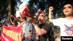 Anti-China protest in front of the Chinese embassy in Hanoi, Vietnam, May 13, 2014.