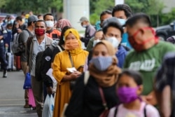Penumpang yang mengenakan masker pelindung mengantre untuk uji antigen cepat di Bandara Soekarno Hatta, Tangerang, 22 Desember 2020. (Foto: Antara/Fauzan via Reuters)