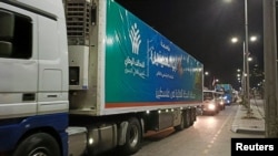 کاروانی از کامیون‌های حامل کمک‌های بشردوستانه در گذرگاه رفح