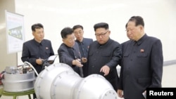 Pemimpin Korea Utara Kim Jong Un sedang memberikan arahan dalam foto yang dirilis KCNA di Pyongyang, Minggu (3/9). Korut mengklaim berhasil melakukan uji coba bom hidrogen yang bisa dipasang di rudal balistik antar benua.