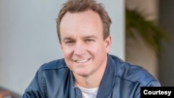 好莱坞制片人、《投喂中国龙》一书的作者克里斯·芬顿(Chris Fenton)。 （照片由本人提供）