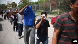 Arhiva - Migranti se vraćaju u Meksiko, preko mosta Puerta Meksiko preko reke Rio Grante, na granici SAD i Meksika, 31. jula 2019.