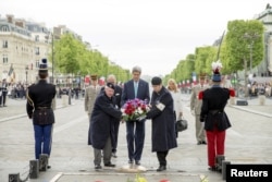Amerika bosh diplomati Parijda Noma'lum askar qabriga gulchambar qo'ydi.