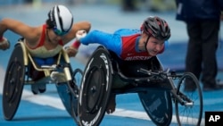 Ruska paraolimpijka Natalija Kočerova, desno, tokom trke od 1500m za žene, održane 2016. godine u Moskvi, AP/ Ivan Sekretarev